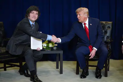 el-apreton-de-manos-entre-milei-y-trump-en-nueva-qd2aoh3n7nhmtmbtdfwvjxbbly