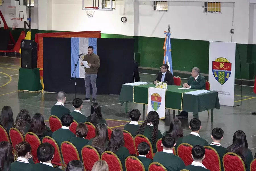 x49960-estudiantes-del-cierg-prometieron-lealtad-a-la-constitucion.webp.pagespeed.ic.to5RKM6wrY