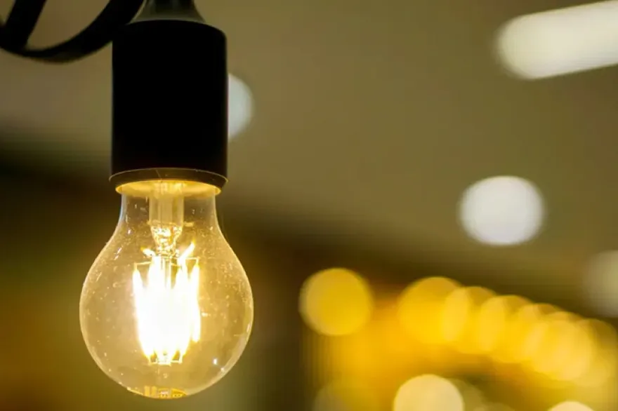 20250630133411_energiaelectrica_luz_foco