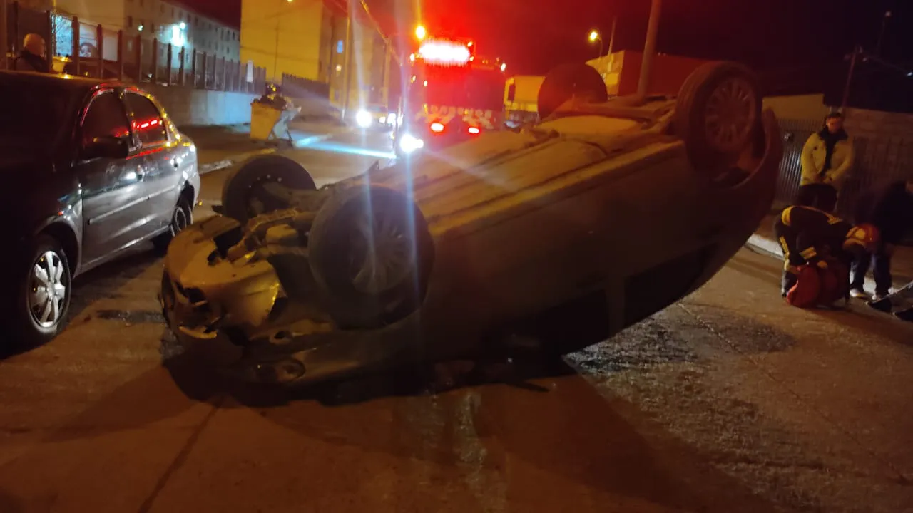 Conductora perdió el control, chocó contra un automóvil estacionado y terminó volcando