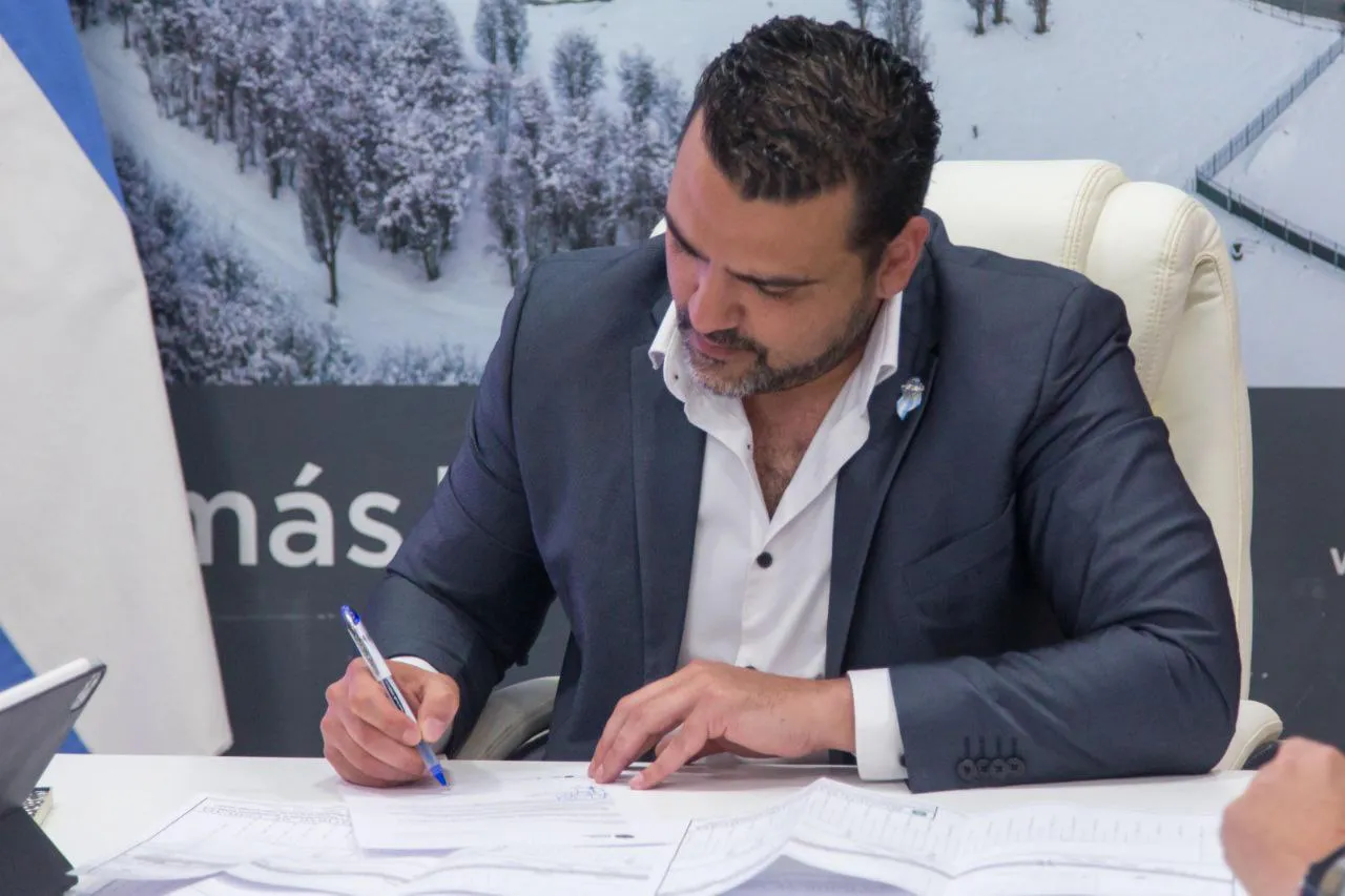 photo_5017433125524975442_y