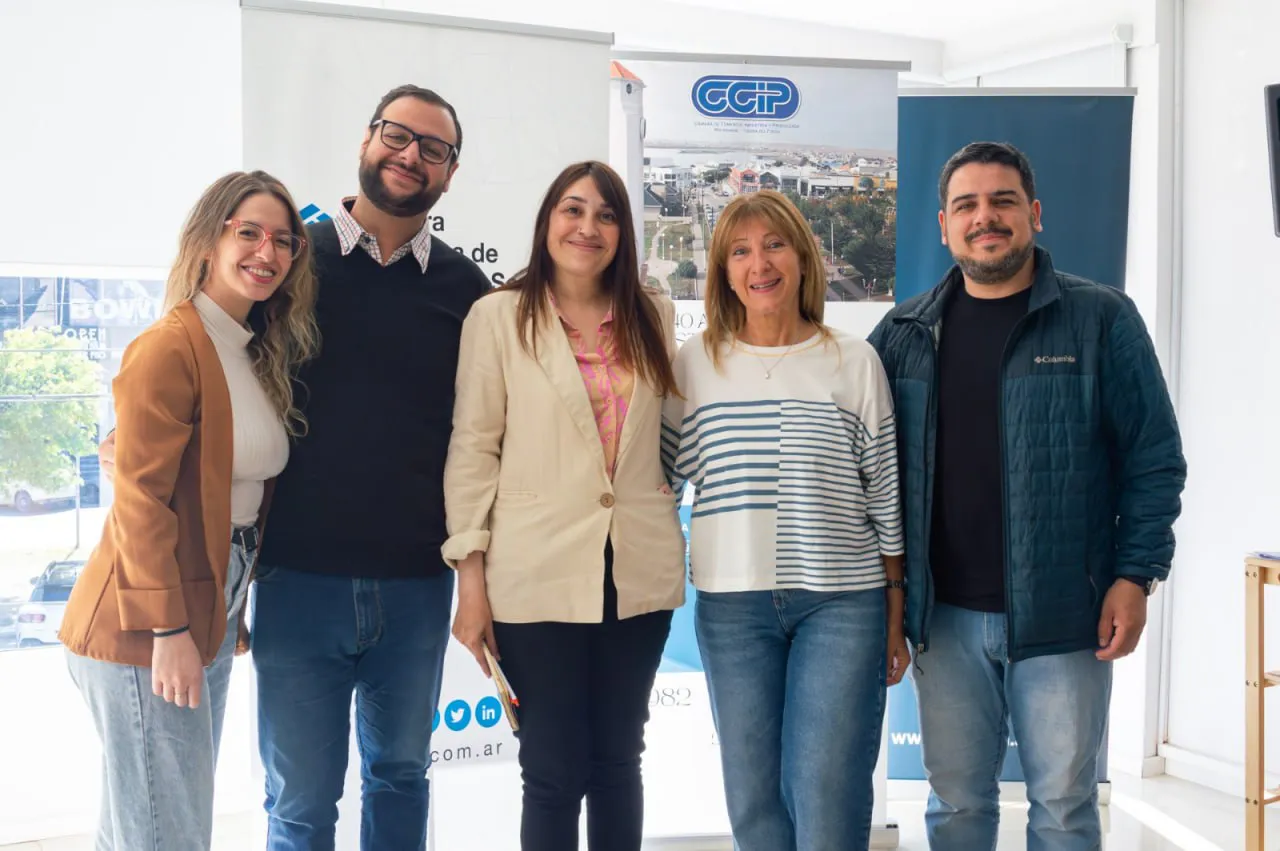 photo_4965285591122029690_y