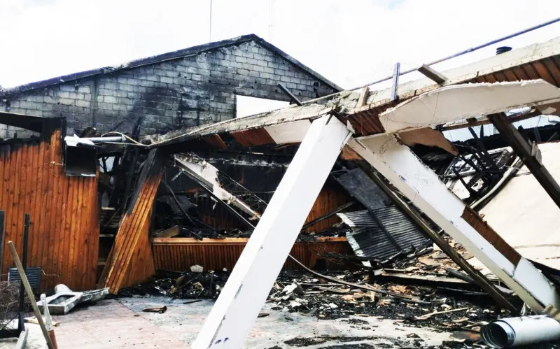 trabajan-en-limpiar-la-sede-incendiada-del-club-ohiggins_nP6u