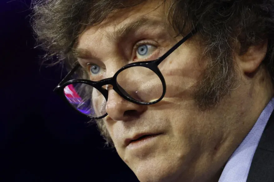 20250825115433_milei_anteojos_1080x675