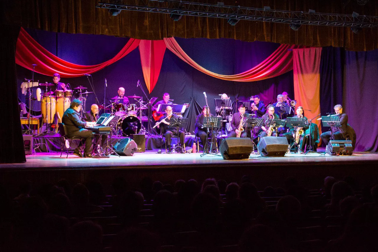 photo_5059880356030820902_y