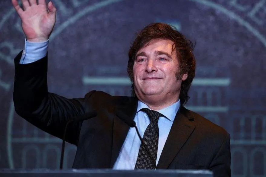 20240723102839_javier_milei_saluda