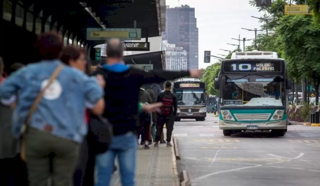 x49939-la-uta-confirmo-un-paro-de-colectivos-por-24-horas-el-6-de-mayo.webp.pagespeed.ic.DH8Ti23IzC