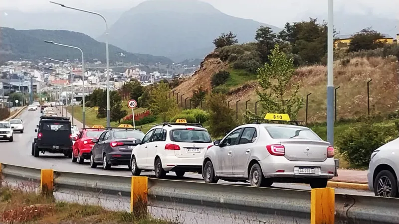 continuan-las-movilizaciones-de-taxistas-en-ushuaia_gEv6