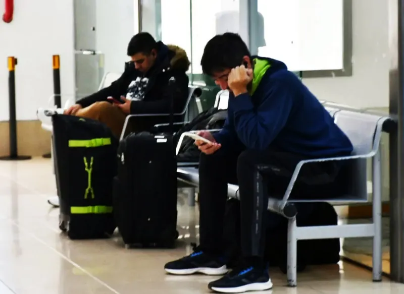 enojo-de-pasajeros-por-vuelo-cancelado-en-rio-grande_9rXM