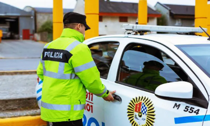 se-quedo-dormido-en-un-bar-y-le-sacaron-la-tarjeta_5J1F