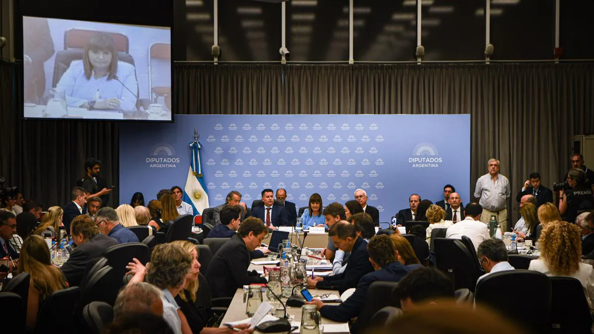 multimedia.normal.b95096f27d2331c3.RGViYXRlIExleSDDk21uaWJ1c19ub3JtYWwud2VicA==