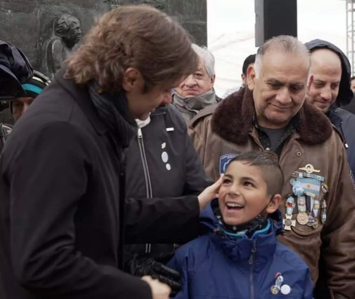 x41722-provincias-se-suman-a-la-iniciativa-fueguina-de-tener-las-malvinas-en-guardapolvos-y-uniformes.