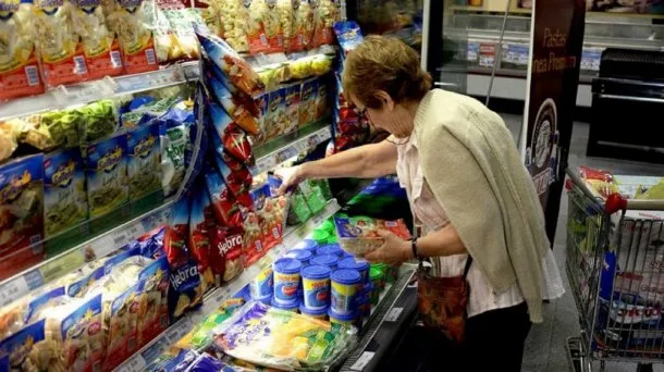 jubilados-supermercado-gondolas